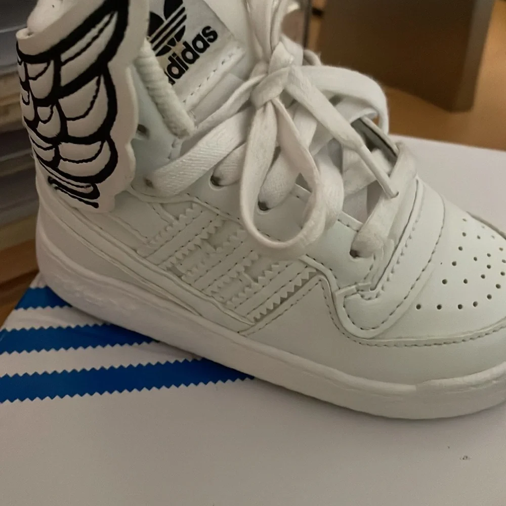 Adidas JS Wings 4.0 Kids - Picture 5 of 9